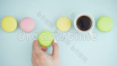 意大利马克龙或意大利马卡龙在粉蓝色表面与浓缩咖啡在白色杯子。